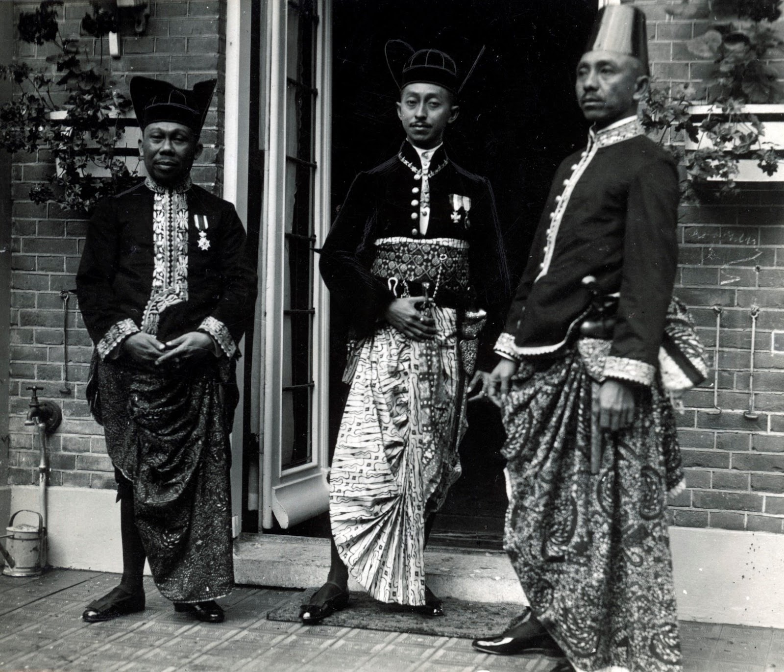 Foto Dr. Rajiman Wediodiningrat. RSCDS 1923 photo. Old asia