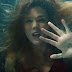 Joss Stone submerge nas possibilidades de um relacionamento sem futuro no clipe de ''Stuck On You''!