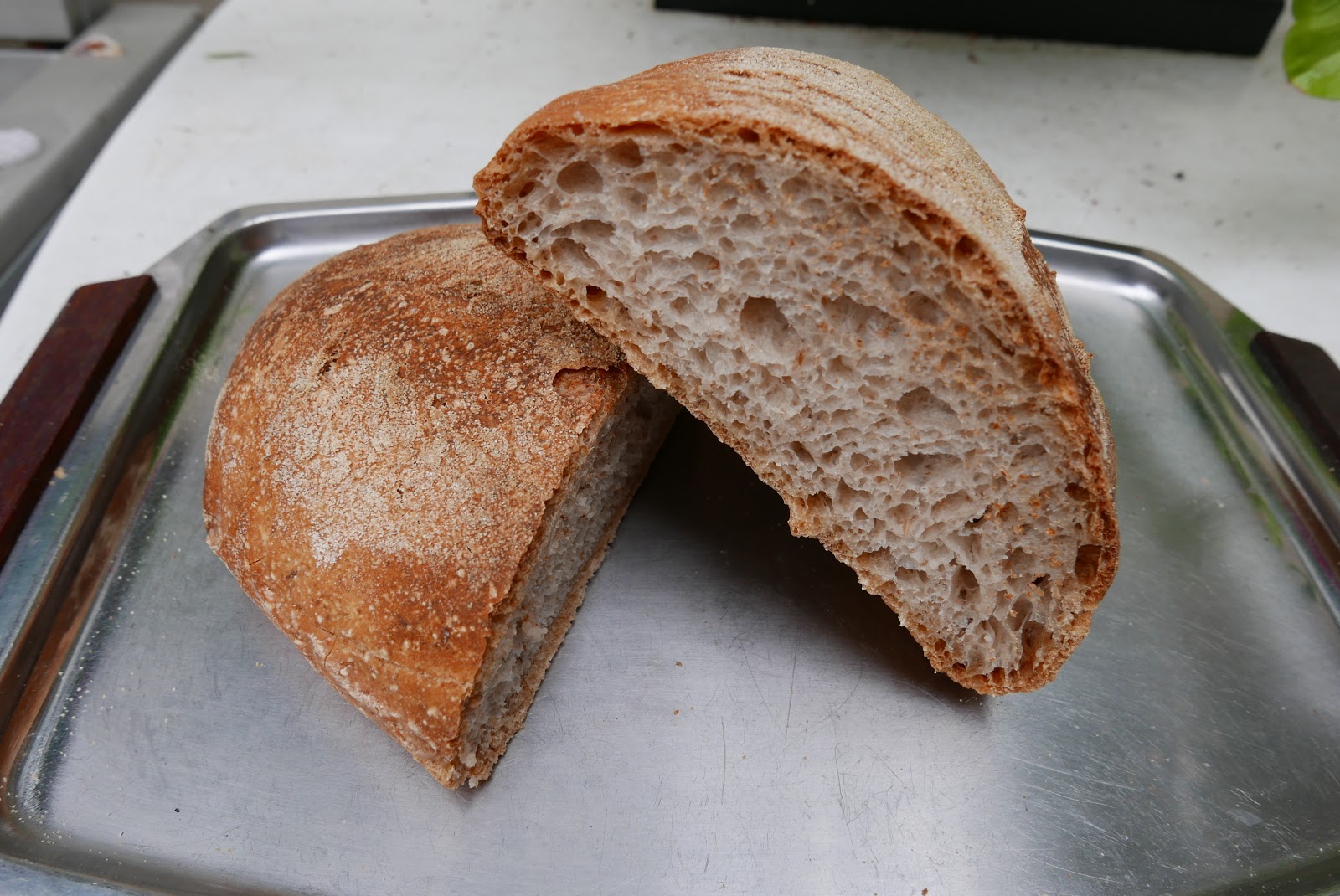 Старый рецепт домашнего хлеба. Подовый хлеб на закваске. Хлеб на закваске Левито Мадре. Хлеб в печи. Подовый ржаной хлеб на закваске.