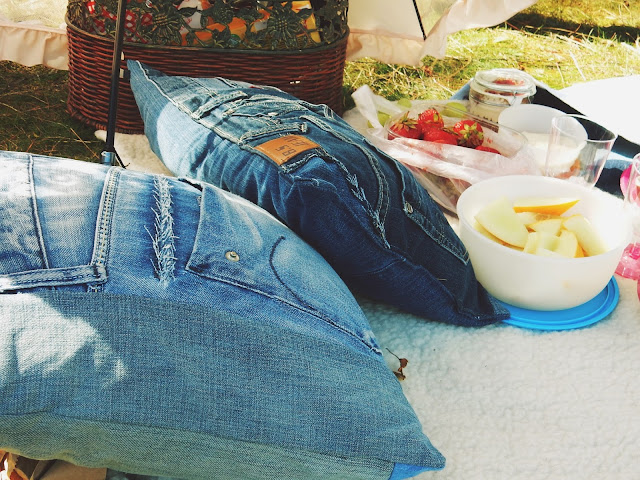 Vanhoista farkuista tilkkutyö ja tyynyt- Piknik rannalla