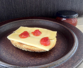 tomaten chilijam op brood met kaas