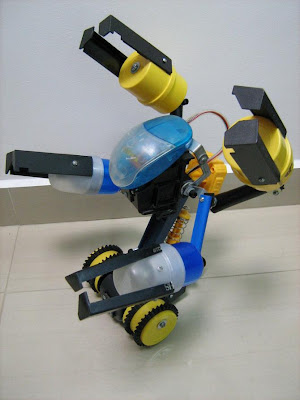 robot con plásticos y partes de computadora reciclados robot con plásticos y partes de computadora reciclados
