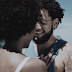 Emicida é rapper, caixa de supermercado e apaixonado no divertido clipe de “Madagascar”