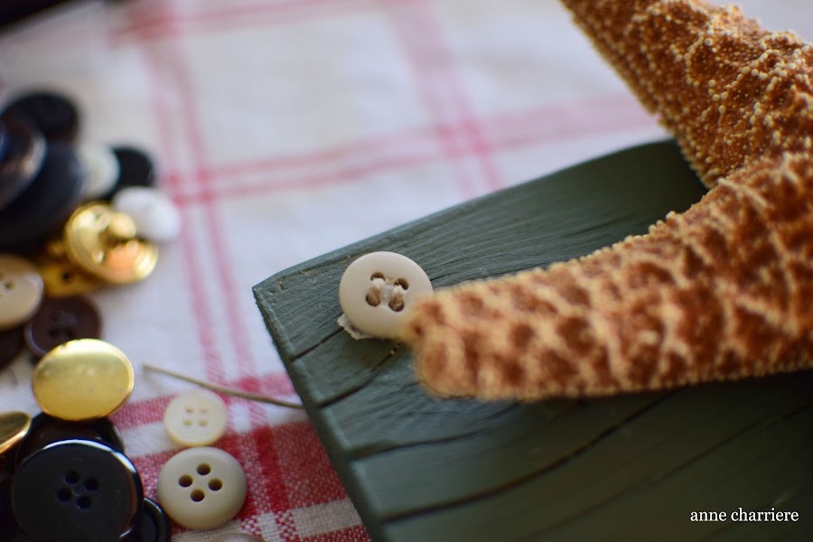 www.annecharriere.com, DIY estrellas de mar, cartelito madera, 