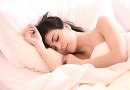 L'insonnia si contrasta anche con un'integrazione di magnesio Donna che dorme bene grazie al magnesio