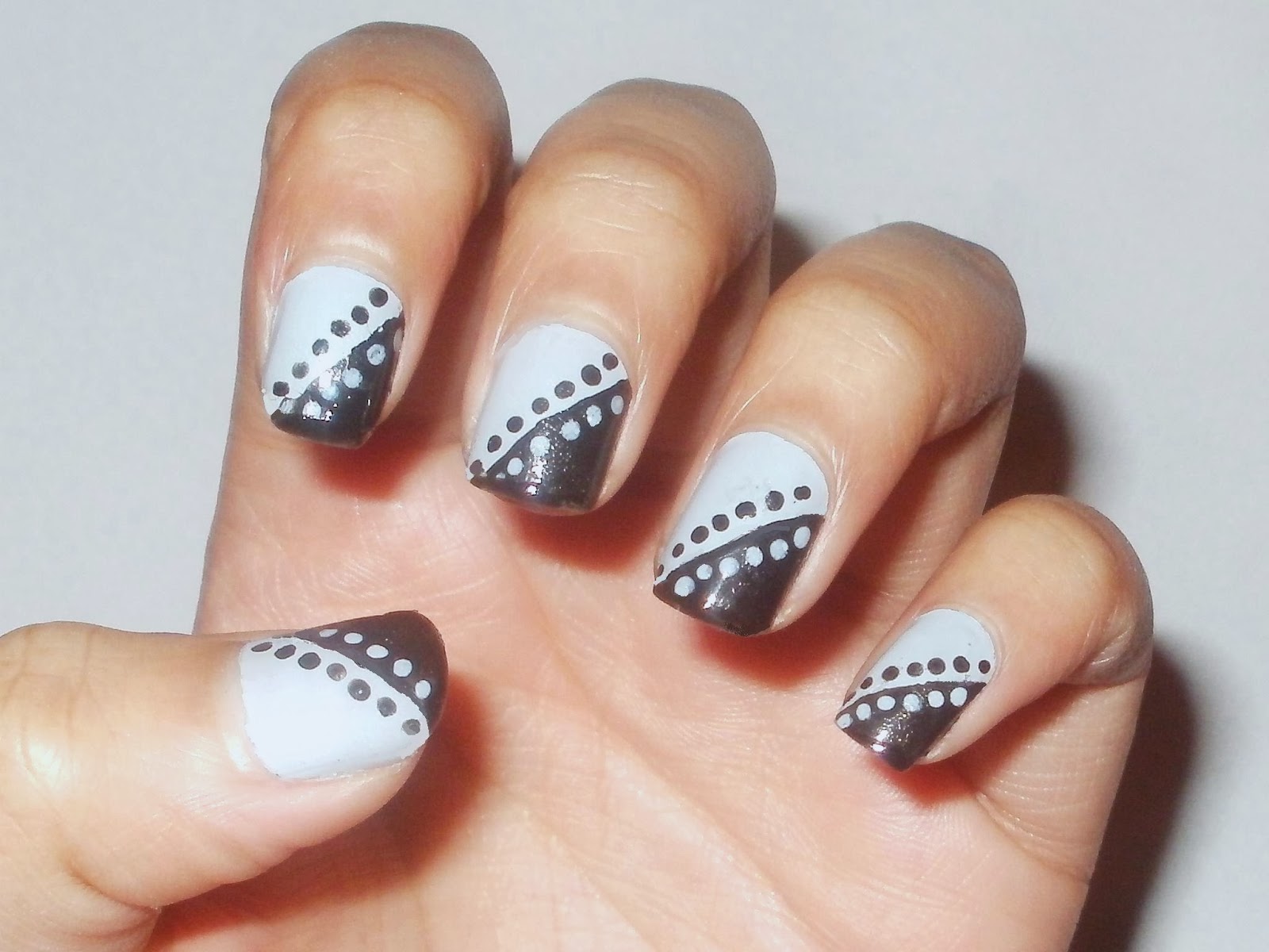 Noshin's Nail Base: Diagonal polka dot nail art