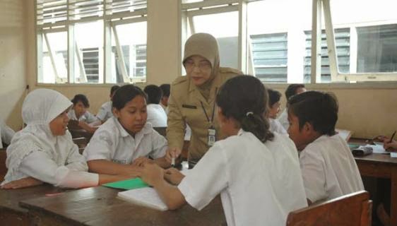 Bukti Ketidakadilan Pemerintah Terhadap Guru Sepertinya Terlihat Dari Pemberian Gaji KE 13 Tahun 2015