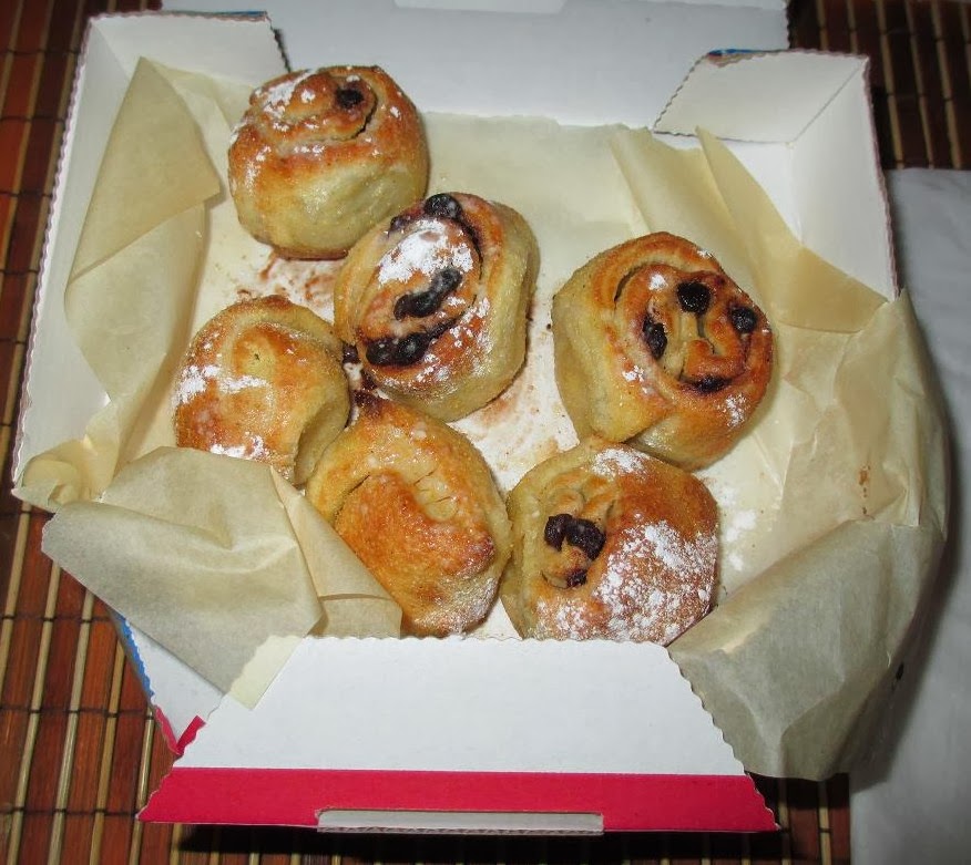 FOODSTUFF FINDS Domino's Twisted Dough Balls Hot Dog / Belgian