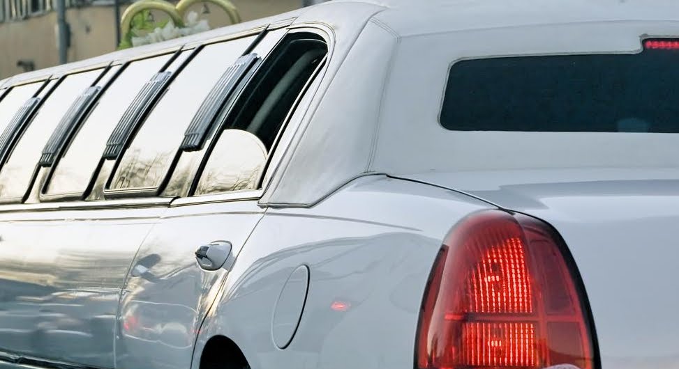 Limousine di matrimonio travolge auto e passanti, 20 morti.