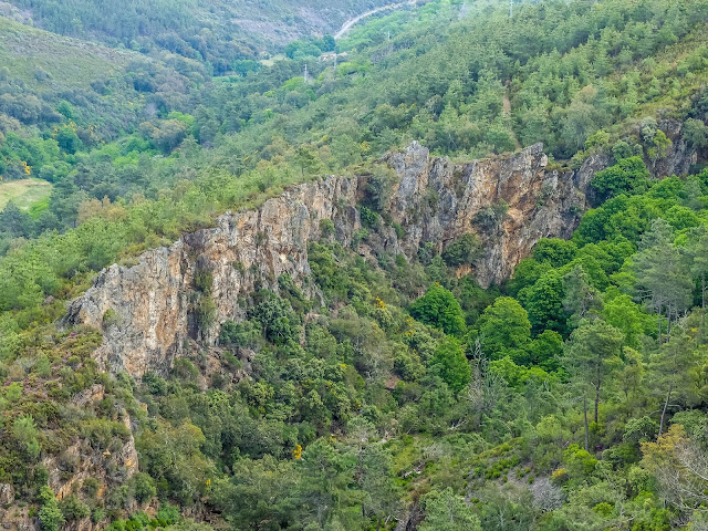 Detalhe de uma Corta Escavado para acesso às grutas