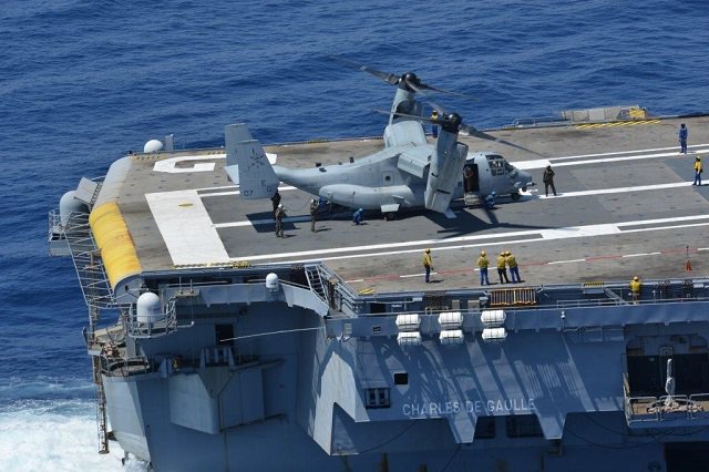 Porte Avion Charles De Gaulle Vs Americain Pax Aquitania: Le Charles de Gaulle voit passer le NEURON et accueille