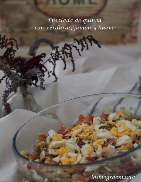 Ensalada de quinoa, verduras, jamón y huevo