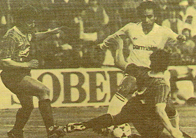 Hugo Sanchez en pugna con los defensores del Colonia en la final de Copa UEFA.