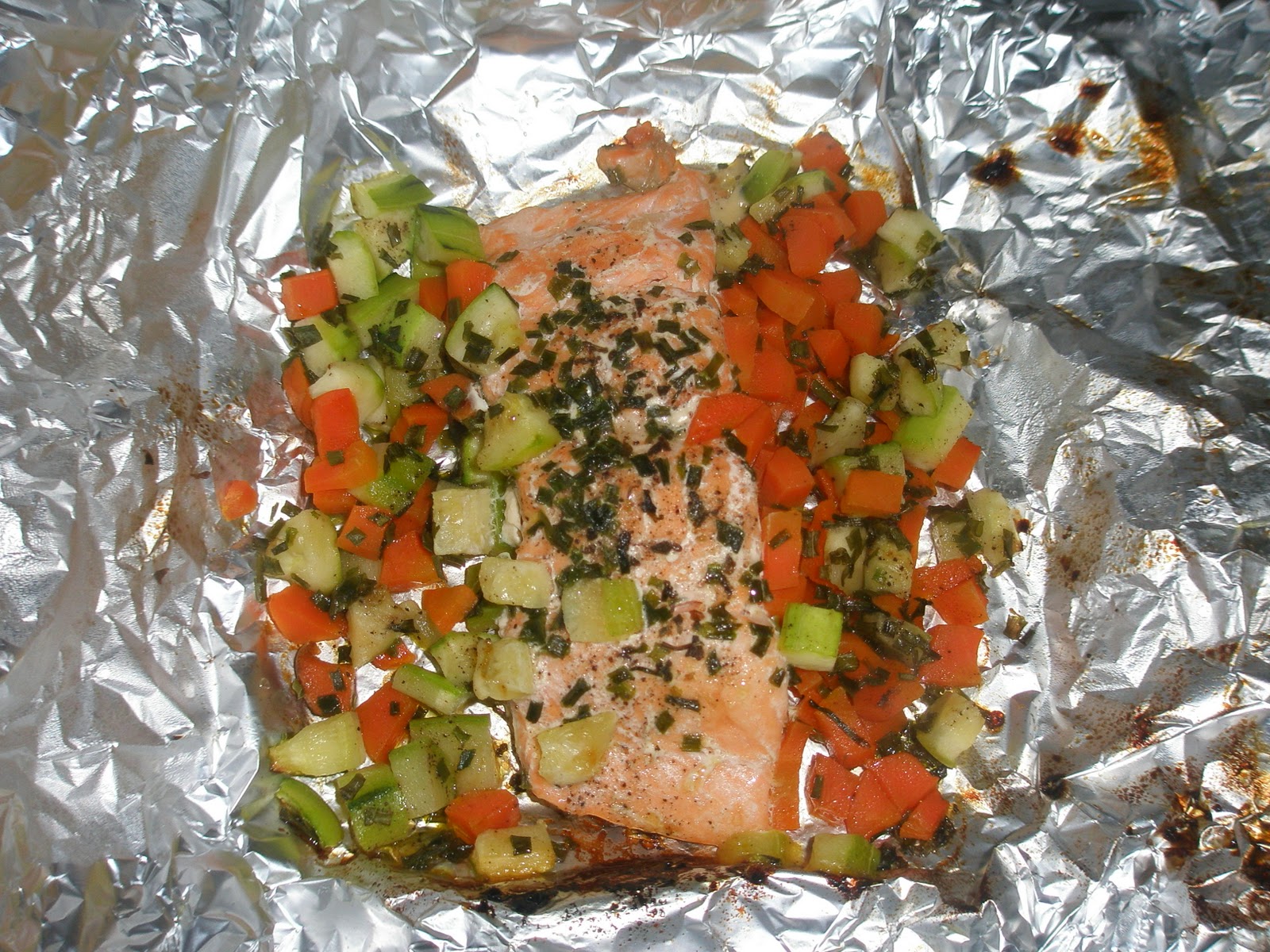 La petite cuisine de Julie Pavé de saumon en papillote et ses petits légumes