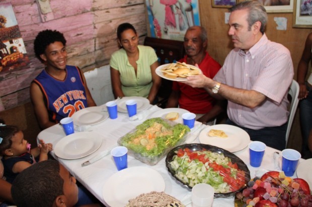 Luis Abinader cena con familia humilde en Santiago