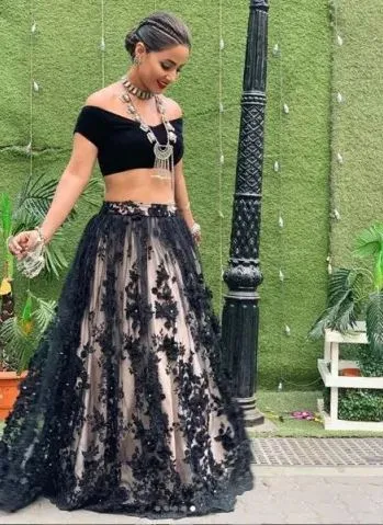 hina khan share hot pics in black dress on instagram- back to bollywood