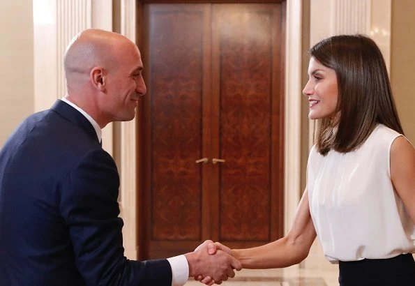 Queen Letizia met National U-17 women's soccer team. Queen-Letizia wore BOSS High Waist Wide Leg Pants