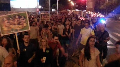 Ciudadanos israelíes en Tel Aviv protestan contra el aumento del precio de gas. 27 de junio de 2015.
