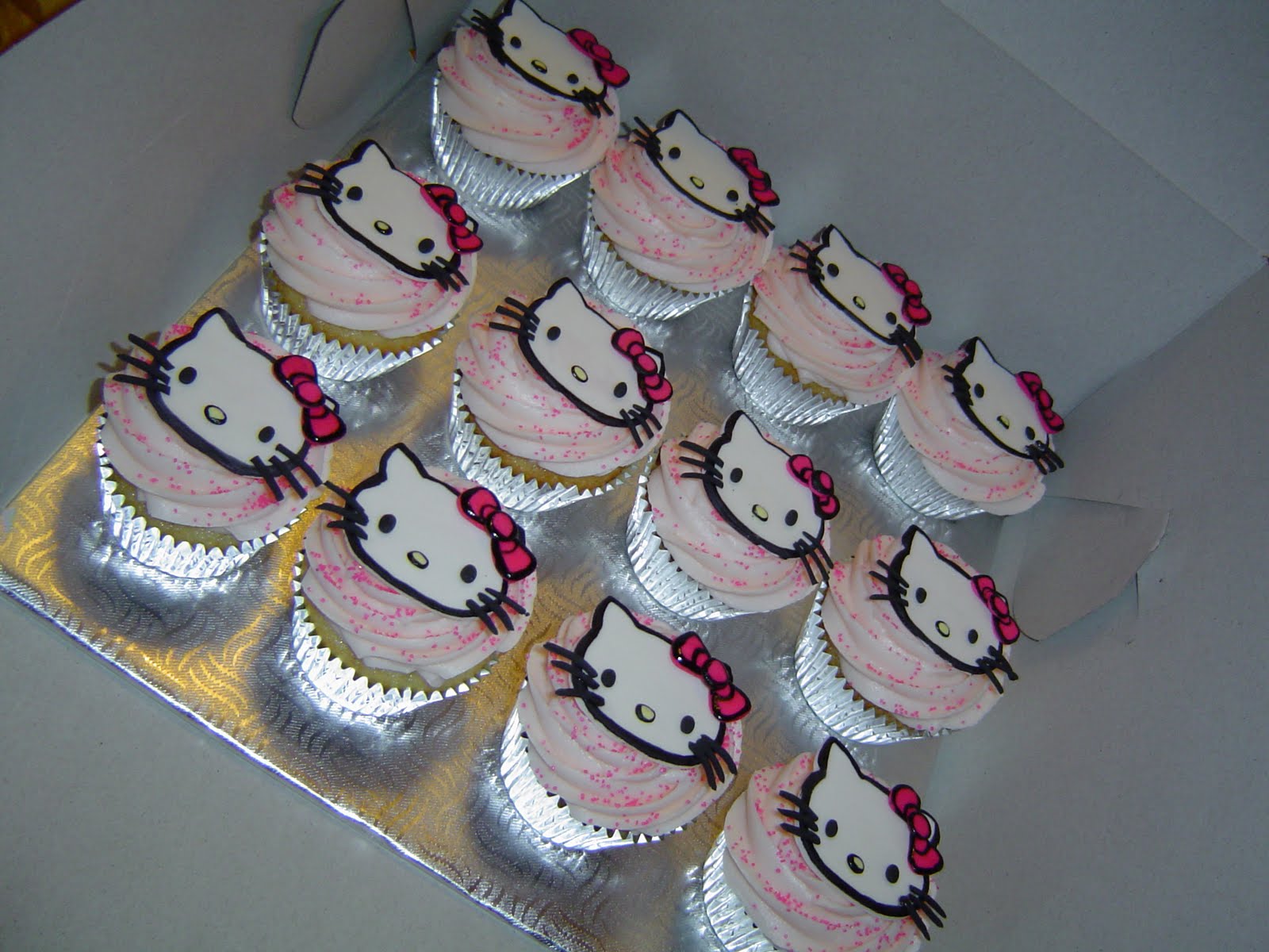 Cakes by Jess: Hello Kitty Cupcakes!