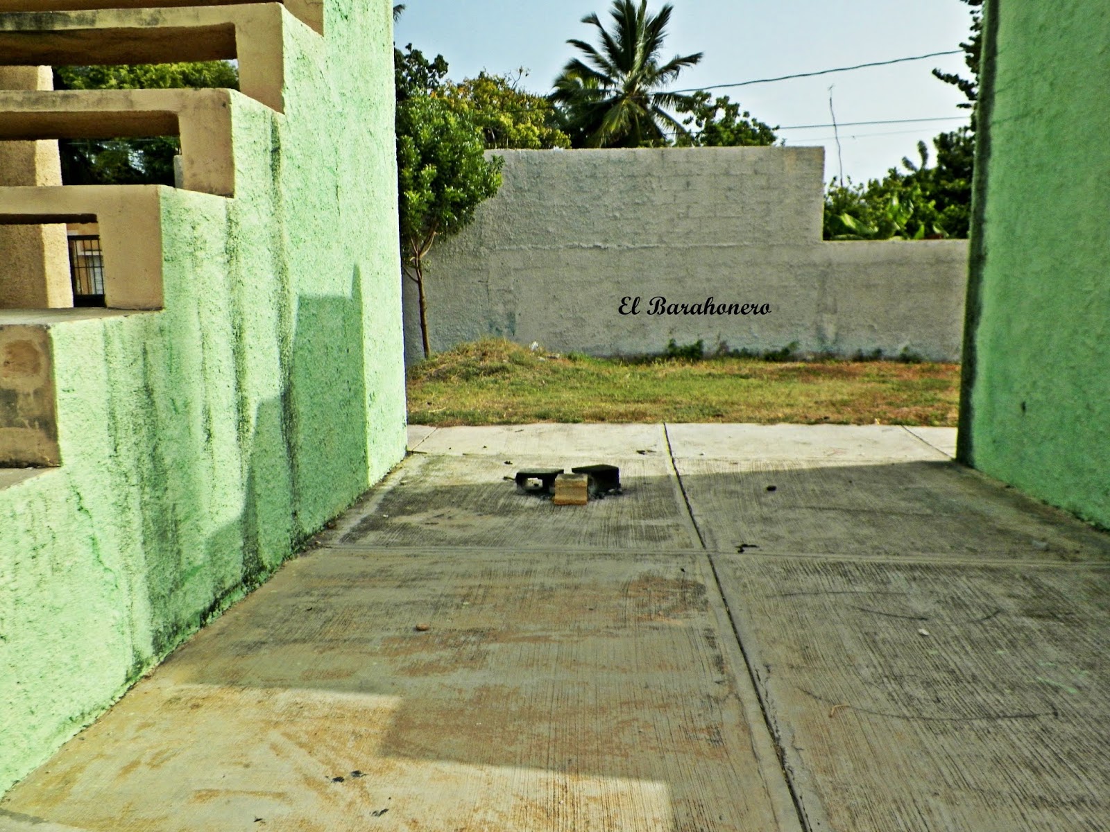 Block Khoury dona bloques para reparación de pared estadio Nadim J