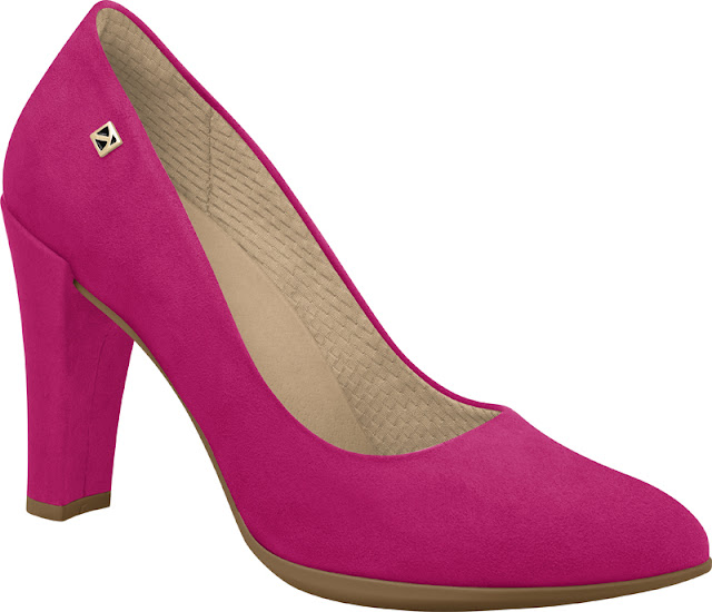 Scarpin bico fino com recorte vamp e salto alto liso da PICCADILLY R$ 179,90 Scarpin bico fino com recorte vamp e salto alto liso da PICCADILLY R$ 179,90
