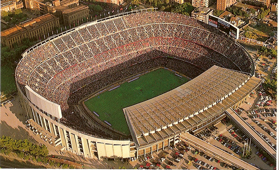 Видео кампа. Стадион Камп ноу в Барселоне. Камп ноу 1957. Самый большой стадион в Барселоне. Самый 10 большой стадион в Испании.