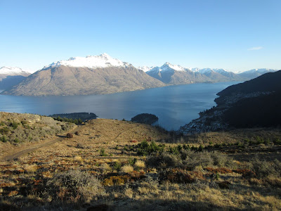Lago Wakatipu y Queenstown desde el sendero de Queenstown Hill, Nueva Zelanda Lago Wakatipu y Queenstown desde el sendero de Queenstown Hill, Nueva Zelanda