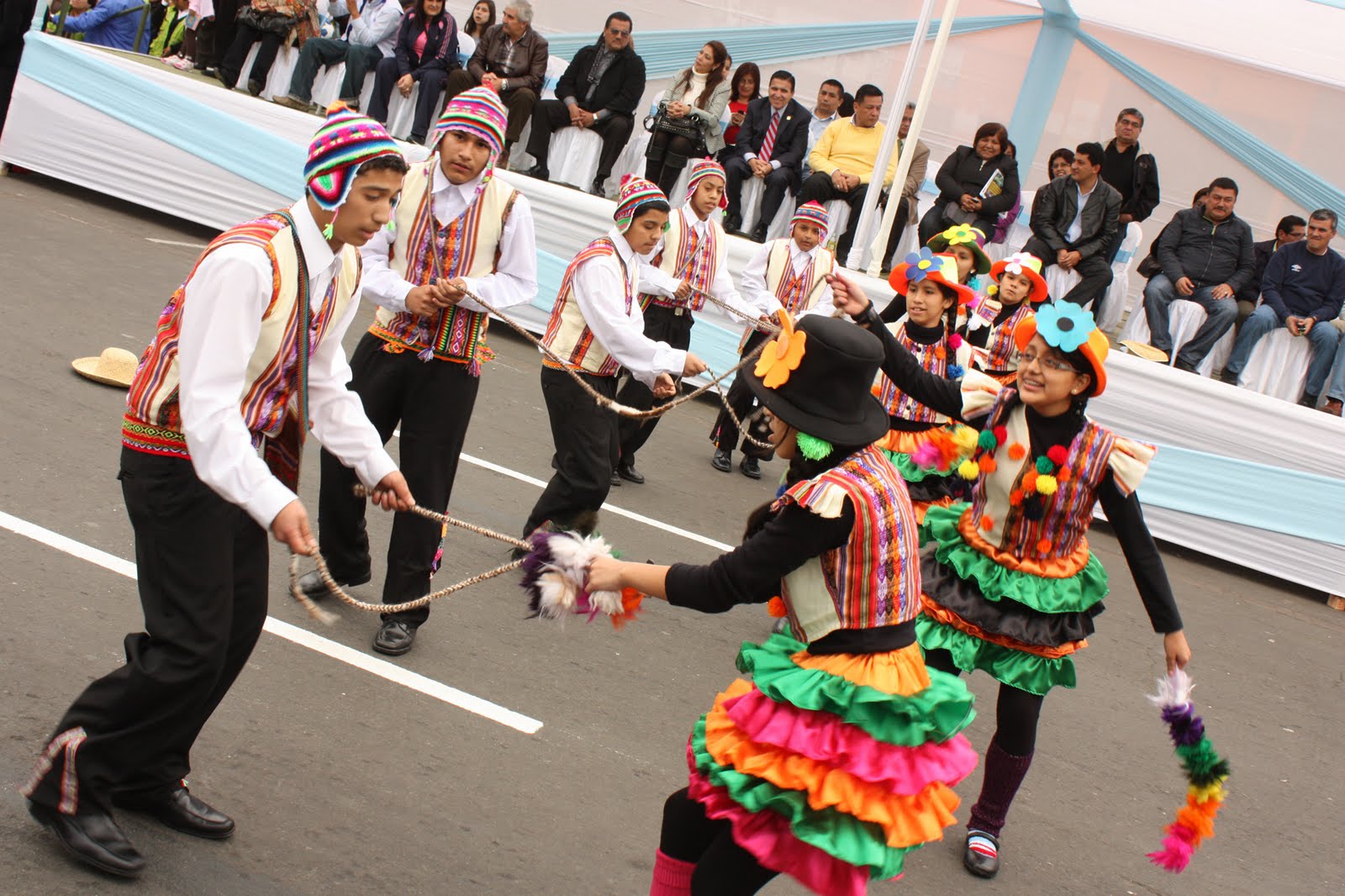 "el reportero vecinal" EL CALLAO TERMINÓ CELEBRACIONES DE ANIVERSARIO CON GRAN PASACALLE TURÍSTICO