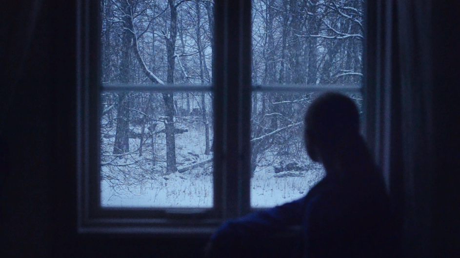 Свет в окне. Одинокий свет в окне. Человек за окном серый. Темнеет за окном.
