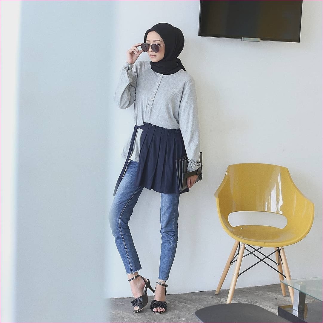 Outfit Celana Jeans Untuk Hijabers Ala Selebgram 2018 blouse tunic abu muda clutch dompet kacamata bulat kerudung segiempat hijab square wedges high heels hitam pants jeans denim ootd trendy Outfit Celana Jeans Untuk Hijabers Ala Selebgram 2018 blouse tunic abu muda clutch dompet kacamata bulat kerudung segiempat hijab square wedges high heels hitam pants jeans denim ootd trendy