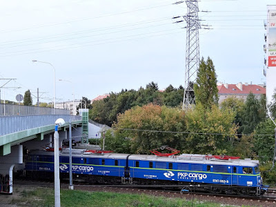 ET41-053 z pudernicami odjeżdża z Warszawy Gdańskiej