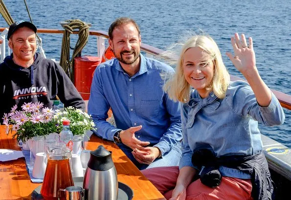 Crown Princess Mette-Marit and Prince Haakon visited Stangholmen together with 4th grade pupils of Risør Primary School in order to clean plastic wastes