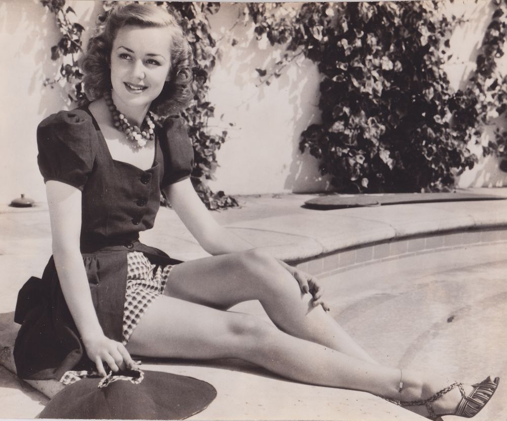 15 Glamorous Pin-ups of Anne Shirley From Between the Late 1930s and Early ...