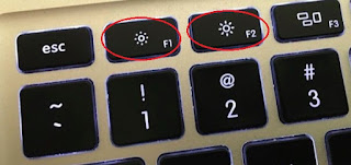 Cari lambang brightness (berbentuk lambang / simbol matahari) pada keyboard.