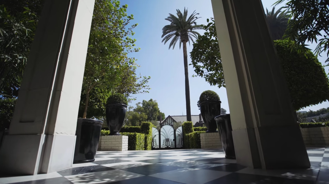 45 Interior Design Photos vs. 601 S Windsor Blvd, Los Angeles Luxury Mansion Tour