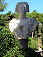 Busto de líneas clásicas Busto de líneas clásicas en los jardines de Santa Clotilde en Lloret de Mar