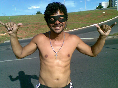 Roberto Vieira com máscara do Zorro no carnaval de Brasília - Foto: Roberto Vieira / Arquivo pessoal