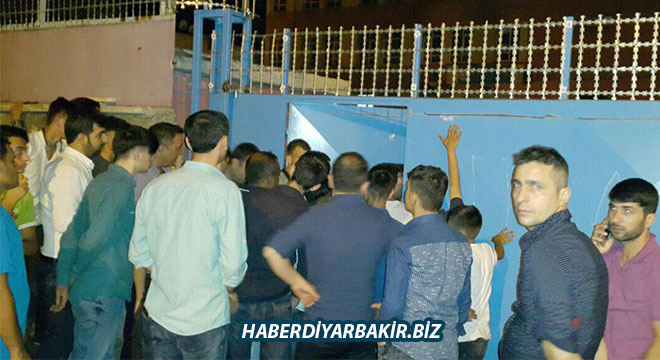 Diyarbakır'da küçük çocuğun cinsel istismara uğradığı iddiası halkı ayaklandırdı Diyarbakır'da küçük çocuğun cinsel istismara uğradığı iddiası halkı ayaklandırdı