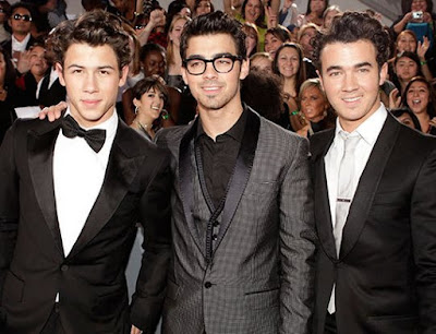 Kevin Jonas y hermanos Foto de Kevin Jonas al terno con Nick y Joe Jonas