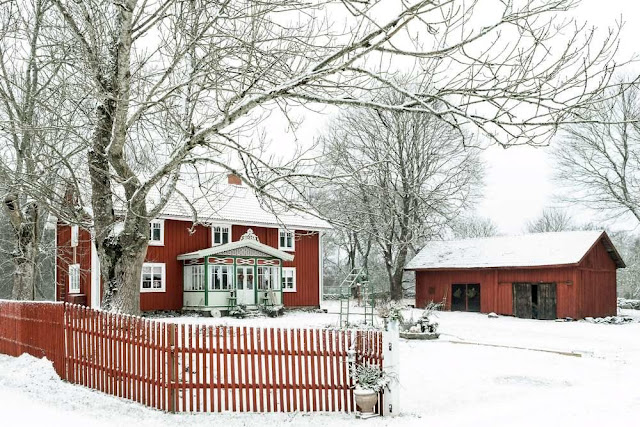 Old-fashioned Christmas in a stylist's 19th century farmhouse
