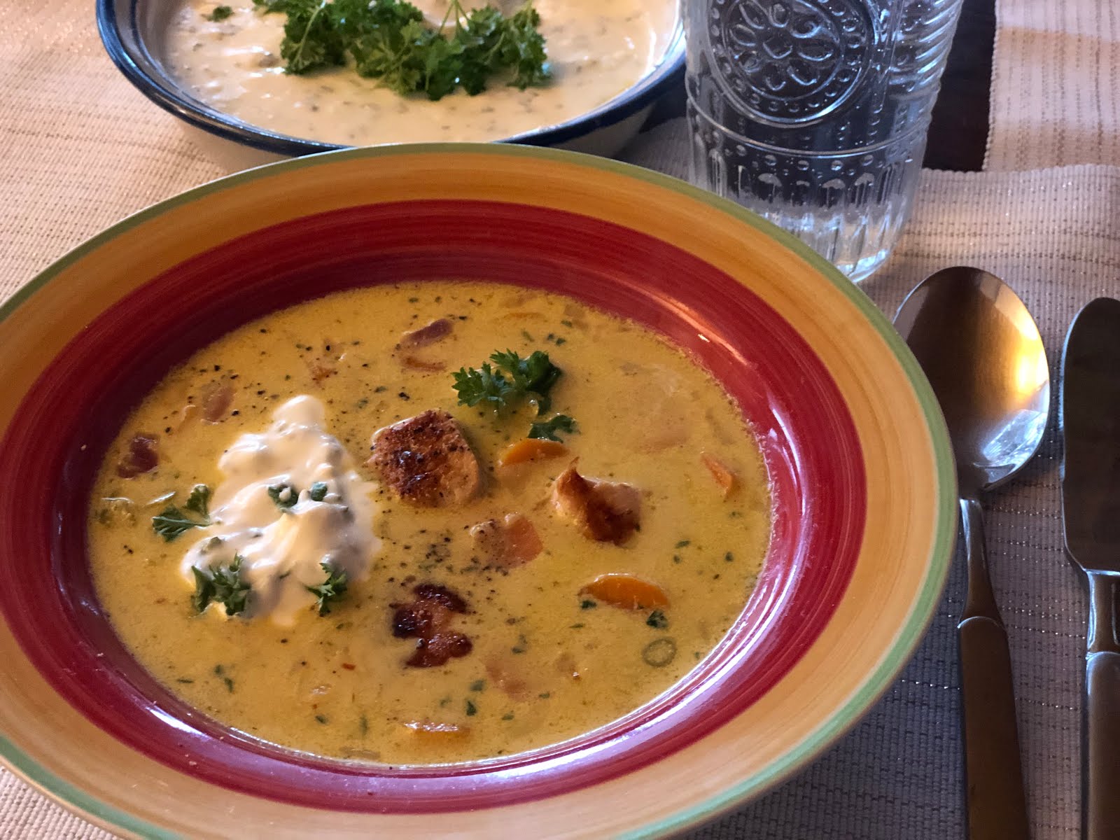 Curry-Möhrensuppe mit Hähnchenbrust und Petersilienjoghurt