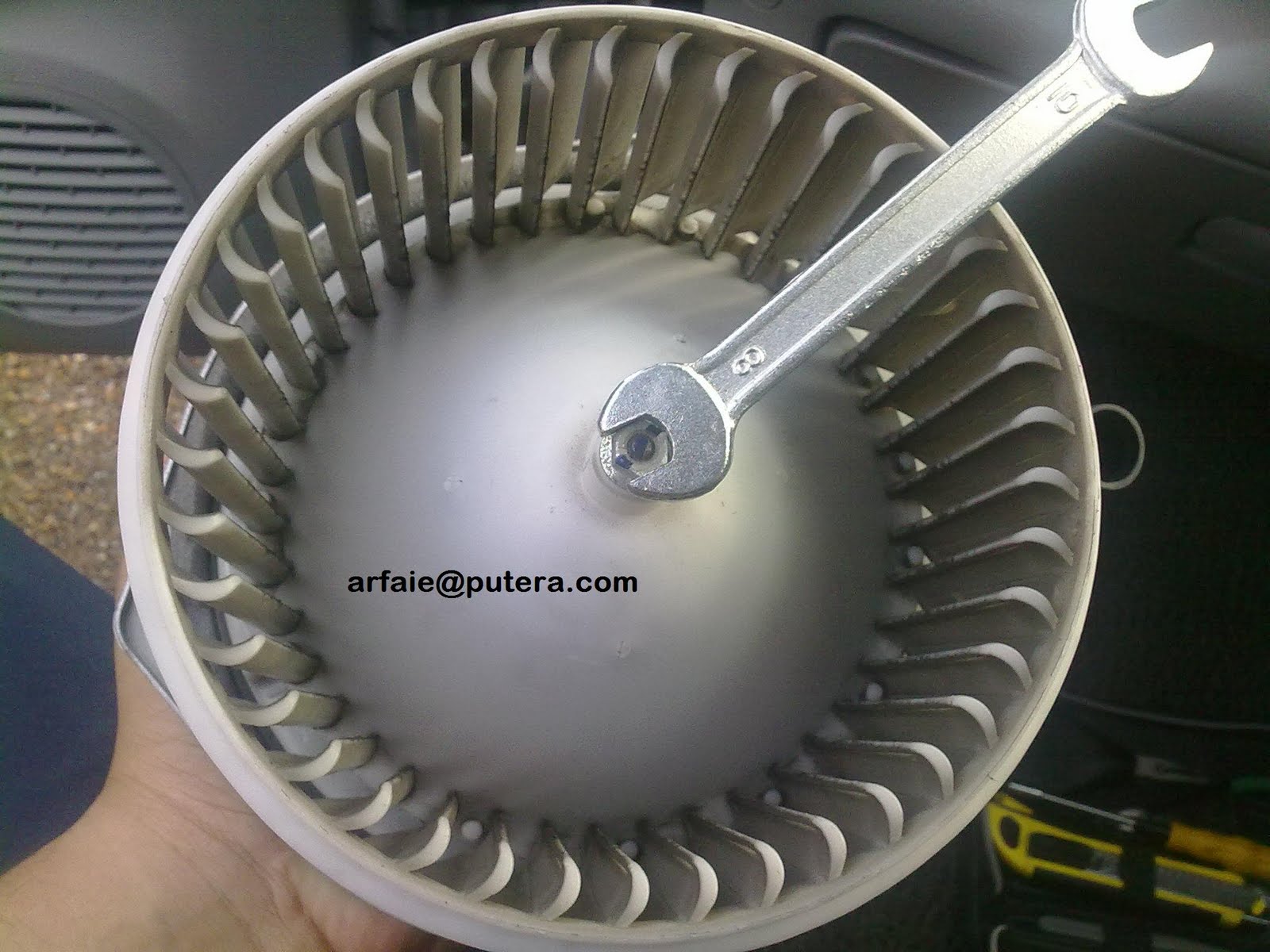 blower aircond tersumbat daun Joanne Newman