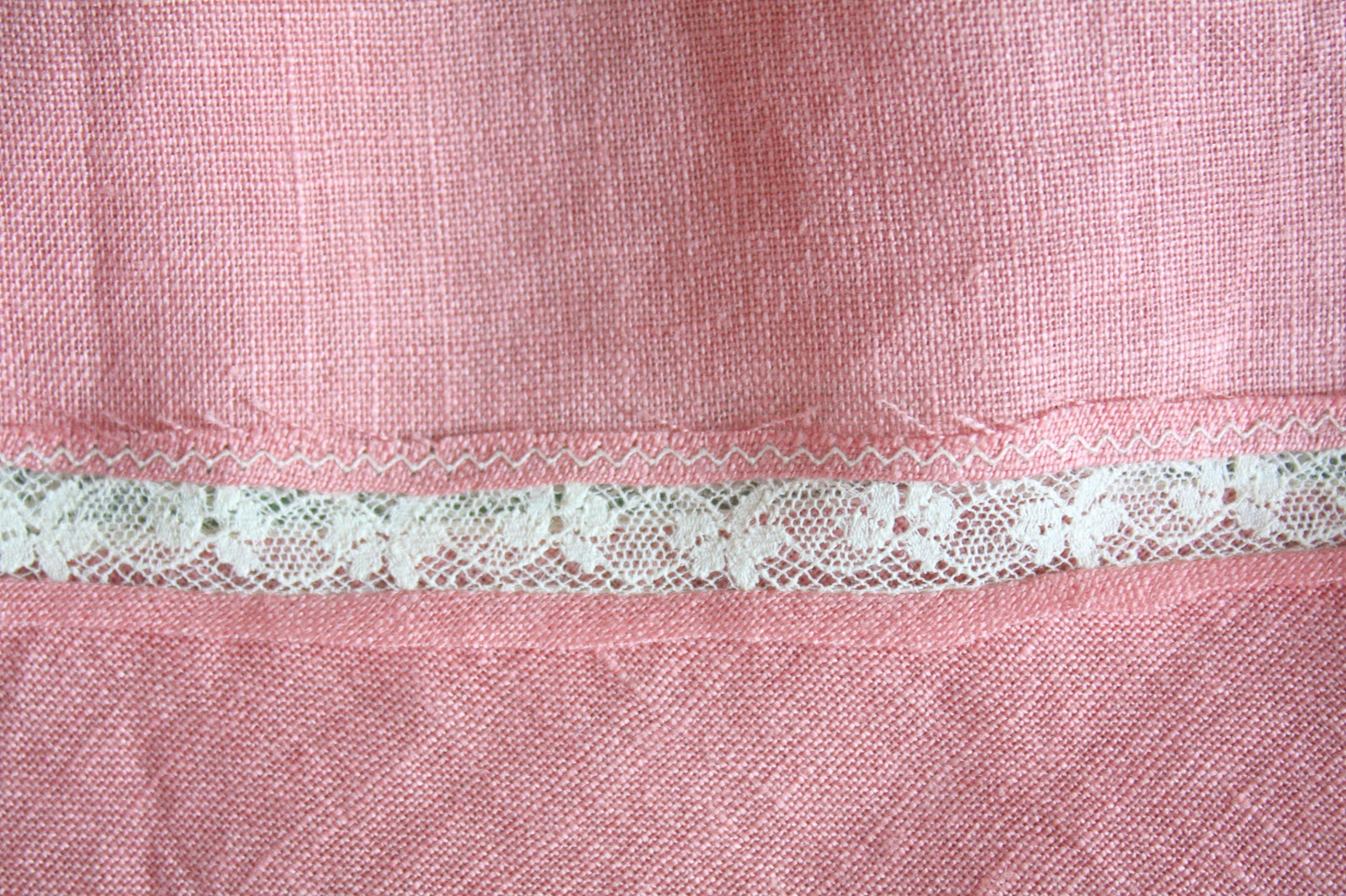 Nicole at Home Tutorial Insertion lace along the hem band