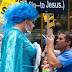 Drag queen azzittisce un manipolo di contestatori cristiani durante il Gay Pride di Seattle