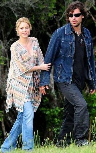 Shakira y Antonio de la Rúa Foto de Shakira agarrada de su ex pareja Antonio de la Rúa