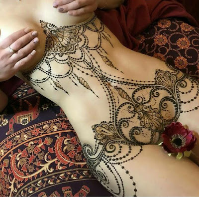 Tatuaje elegante femenino en todo el cuerpo