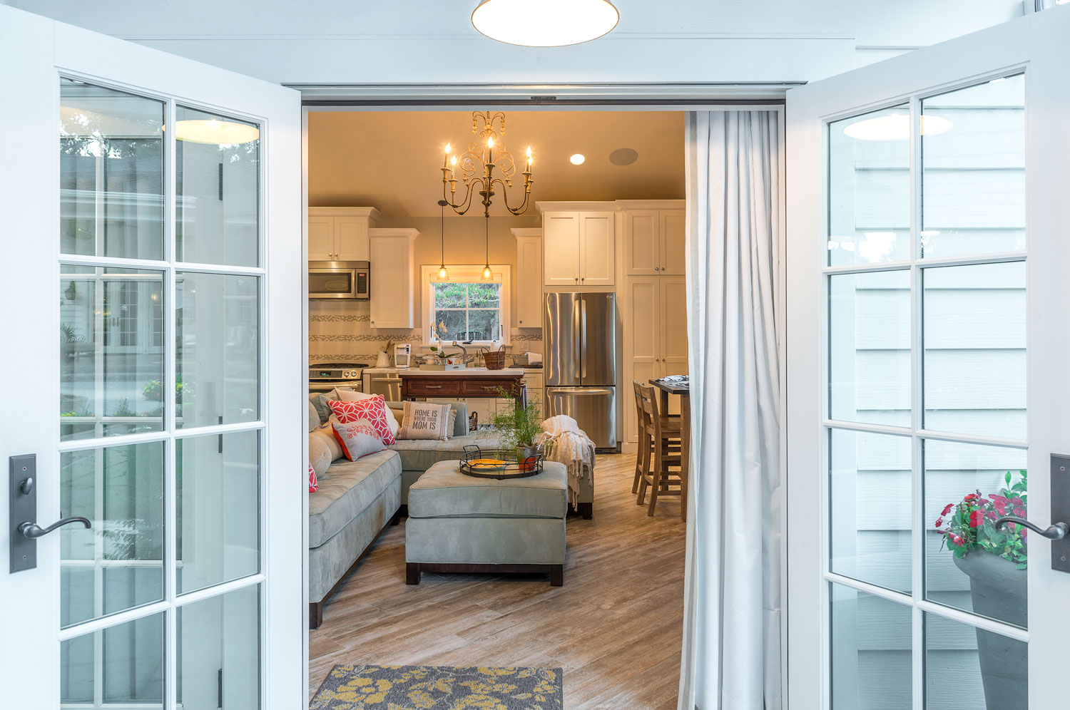 Custom California Guesthouse (600 Sq Ft) [ TINY HOUSE TOWN ]