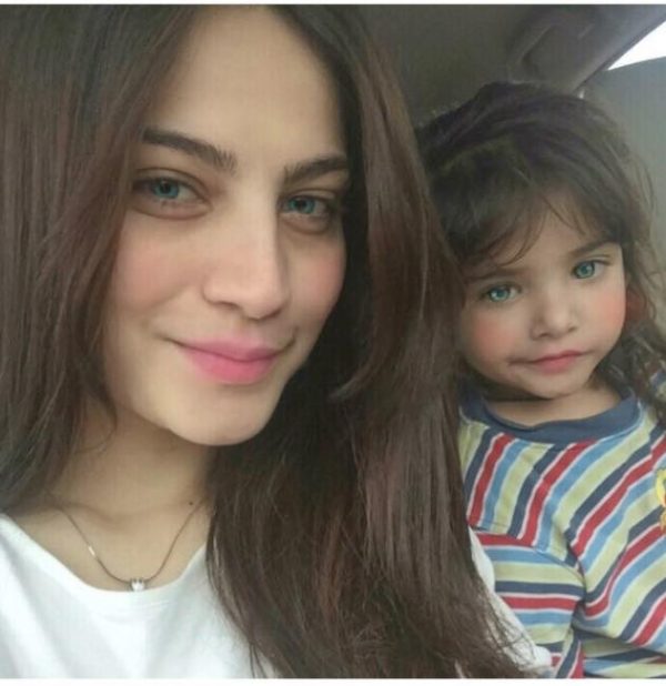 Beautiful Neelam Muneer with Adorable Niece & Nephew Check Out ...