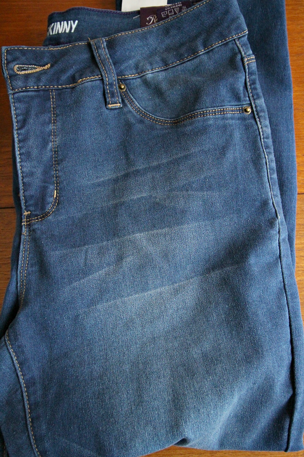How to Dye Jeans Darker (Tutorial With FAQ) | Dans le Lakehouse