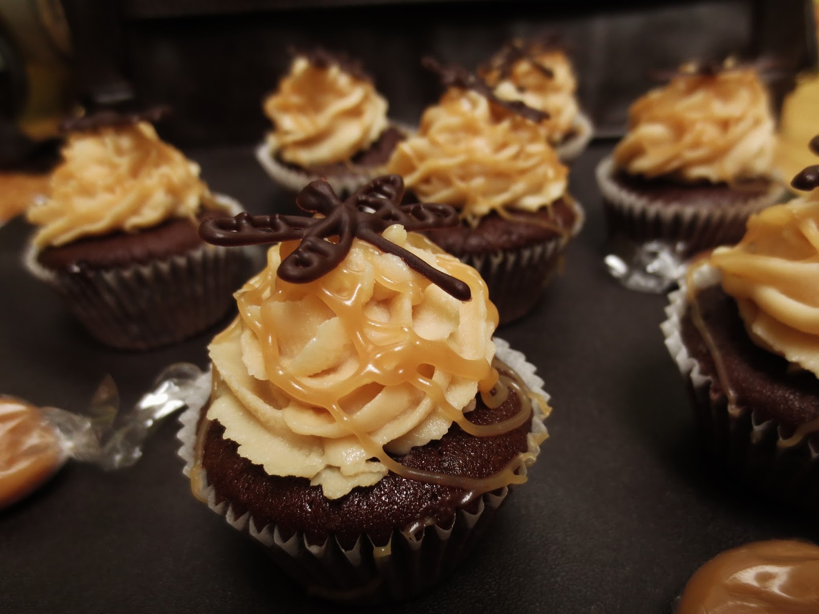 Mini Schoko Karamell Cupcakes mit Daim Bonbons